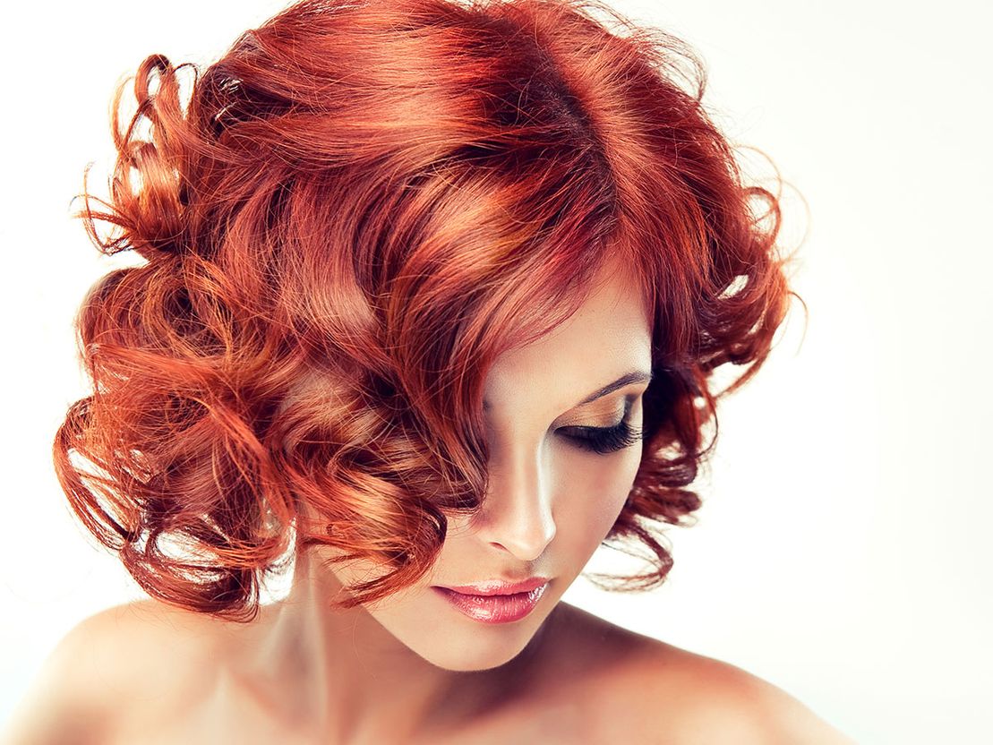 Dame mit roten, gelockten Haaren