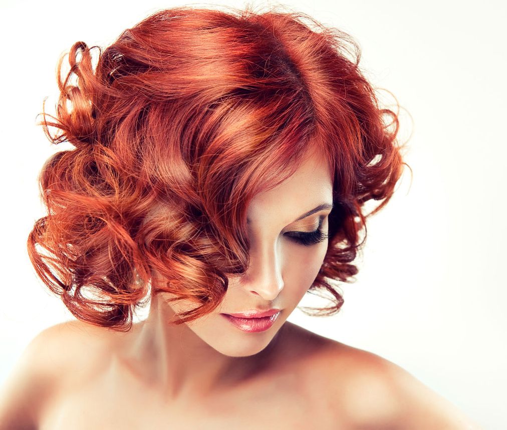 Dame mit roten, gelockten Haaren